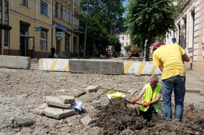 Вулицю Хмельницького у Чернівцях таки почали ремонтувати (ФОТО)