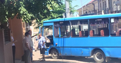 У Чернівцях автобус з пасажирами врізався в стіну "будинку-корабля"