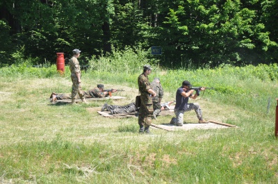 На військових зборах на Буковині жінок та чиновників вчать стріляти (ФОТО)