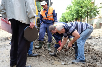 У Чернівцях на вулиці Хмельницького затопило кілька підвалів (ФОТО)