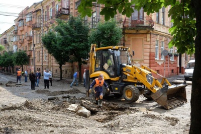 У Чернівцях на вулиці Хмельницького затопило кілька підвалів (ФОТО)