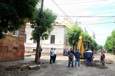 У Чернівцях на вулиці Хмельницького затопило кілька підвалів (ФОТО)