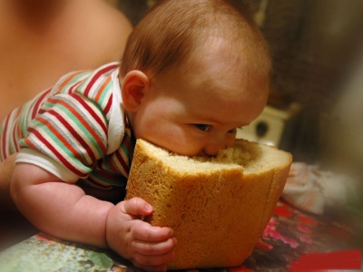 Чому небезпечно їсти свіжий хліб
