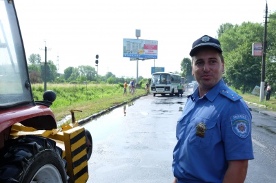 У Чернівцях авто на швидкості врізалося в дерево (ФОТО)