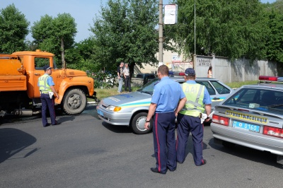 У Чернівцях авто на швидкості врізалося в дерево (ФОТО)