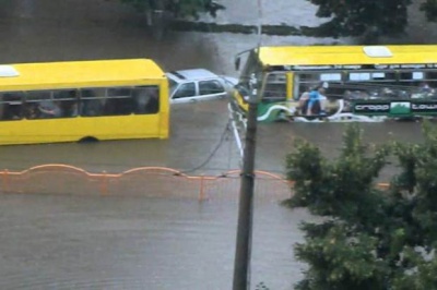 В Україні оголосили штормове попередження. ДАІ просить водіїв бути уважними