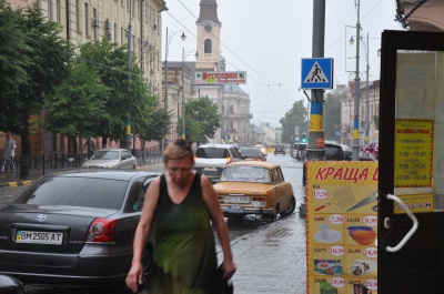 Через зливу у Чернівцях зупинили рух усіх тролейбусів (ФОТО)