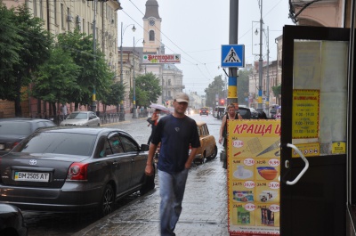 Через зливу у Чернівцях зупинили рух усіх тролейбусів (ФОТО)