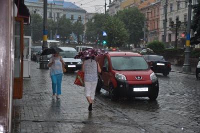 Через зливу у Чернівцях зупинили рух усіх тролейбусів (ФОТО)