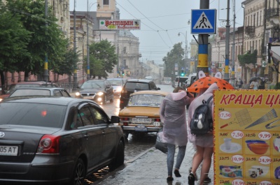 Через зливу у Чернівцях зупинили рух усіх тролейбусів (ФОТО)