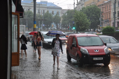 Через зливу у Чернівцях зупинили рух усіх тролейбусів (ФОТО)