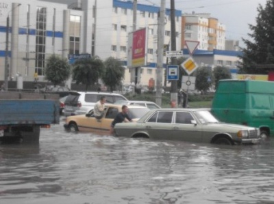 У Чернівцях на вулиці Головній затопило автомобілі (ВІДЕО)