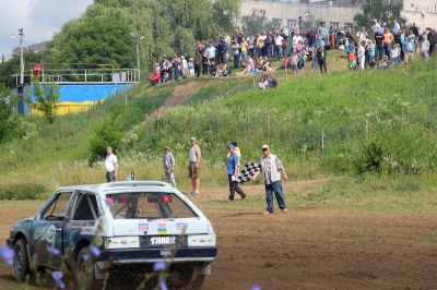 У Чернівцях на автокросі горів автомобіль спортсмена із Болгарії (ФОТО)