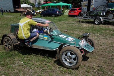 У Чернівцях на автокросі горів автомобіль спортсмена із Болгарії (ФОТО)