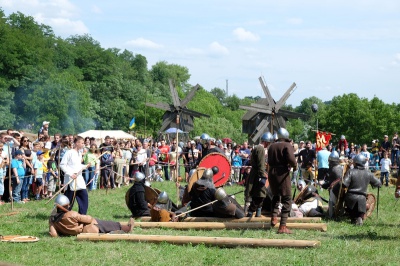 Вікінги у Чернівцях святкували день літнього сонцестояння (ФОТО)