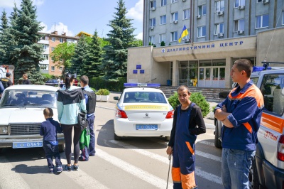 У підозрілій коробці біля діагностичного центру були черешні (ФОТО)