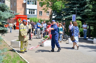 У підозрілій коробці біля діагностичного центру були черешні (ФОТО)