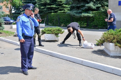 У підозрілій коробці біля діагностичного центру були черешні (ФОТО)