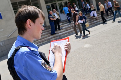 У підозрілій коробці біля діагностичного центру були черешні (ФОТО)