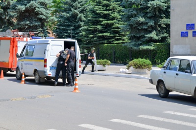 У підозрілій коробці біля діагностичного центру були черешні (ФОТО)