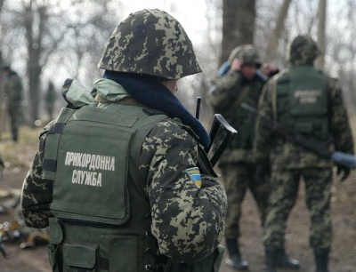 Прикордонники пострілами зупинили позашляховик, який намагався прорватись через кордон на Буковині