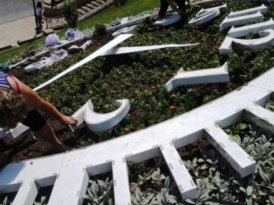 Комунальники висаджують квіти на крутому схилі в Чернівцях (ФОТО)
