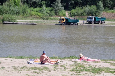 На пляжі у Пруті люди купаються попри брудну воду (ФОТО)