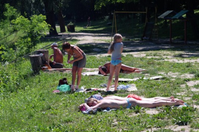 На пляжі у Пруті люди купаються попри брудну воду (ФОТО)