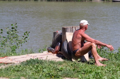 На пляжі у Пруті люди купаються попри брудну воду (ФОТО)