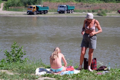 На пляжі у Пруті люди купаються попри брудну воду (ФОТО)