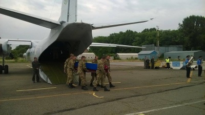 До Чернівців прибув літак з тілом загиблого на сході буковинця (ФОТО)