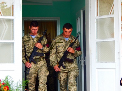 На Вижниччині мешканці на колінах проводжали в останню путь загиблого військового (ФОТО)