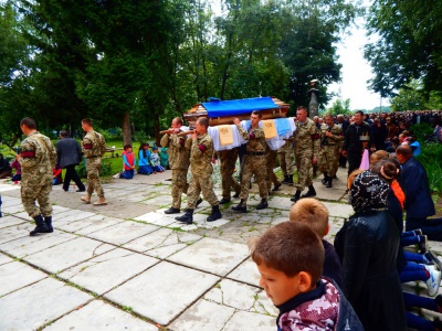 На Вижниччині мешканці на колінах проводжали в останню путь загиблого військового (ФОТО)