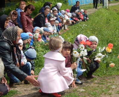 На Вижниччині мешканці на колінах проводжали в останню путь загиблого військового (ФОТО)