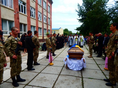 На Вижниччині мешканці на колінах проводжали в останню путь загиблого військового (ФОТО)