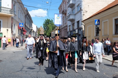 Магістри ЧНУ пройшлися центральними вулицями Чернівців під супровід оркестру (ФОТО)