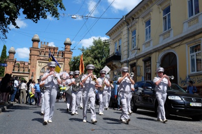 Магістри ЧНУ пройшлися центральними вулицями Чернівців під супровід оркестру (ФОТО)