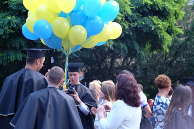 Магістри ЧНУ пройшлися центральними вулицями Чернівців під супровід оркестру (ФОТО)