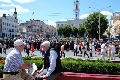 Магістри ЧНУ пройшлися центральними вулицями Чернівців під супровід оркестру (ФОТО)