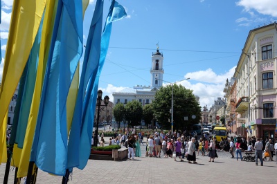 Магістри ЧНУ пройшлися центральними вулицями Чернівців під супровід оркестру (ФОТО)