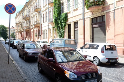 Магістри ЧНУ пройшлися центральними вулицями Чернівців під супровід оркестру (ФОТО)