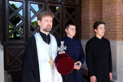 Магістри ЧНУ пройшлися центральними вулицями Чернівців під супровід оркестру (ФОТО)