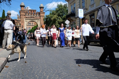 Магістри ЧНУ пройшлися центральними вулицями Чернівців під супровід оркестру (ФОТО)