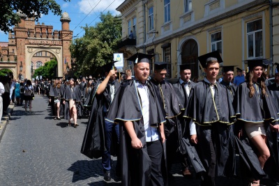 Магістри ЧНУ пройшлися центральними вулицями Чернівців під супровід оркестру (ФОТО)