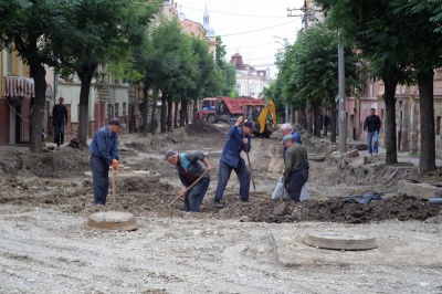 Ремонт вулиці Хмельницького в Чернівцях контролює комітет, який постійно свариться з дорожниками