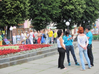 Туристичний бум у Чернівцях: у вихідні місто заполонили тисячі гостей (ФОТО)