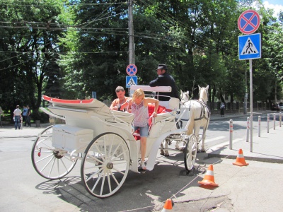 Туристичний бум у Чернівцях: у вихідні місто заполонили тисячі гостей (ФОТО)