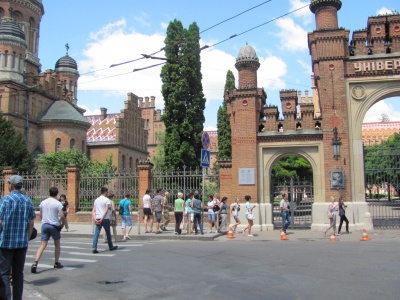 Туристичний бум у Чернівцях: у вихідні місто заполонили тисячі гостей (ФОТО)