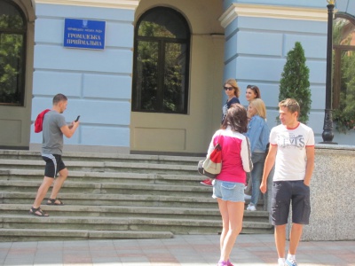 Туристичний бум у Чернівцях: у вихідні місто заполонили тисячі гостей (ФОТО)