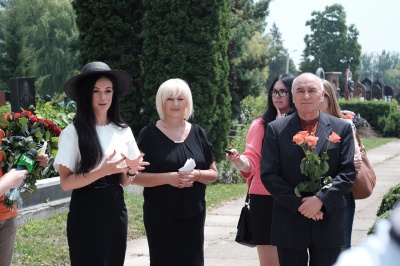 Родичі і побратими згадали Назарія Яремчука біля його могили в Чернівцях (ФОТО)